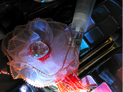 Брошь-цветок из органзы "Сердце в подарок"