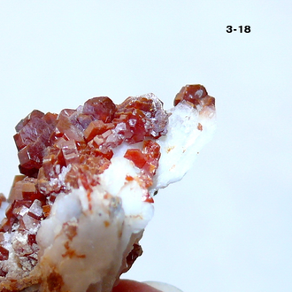 Ванадинит натуральный (щетка) №3-18: 37*27*17мм