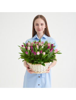 Корзина нежных тюльпанов
