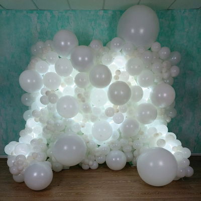 Фотозона из шаров "Белая стена с подсветкой"