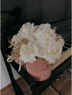 Кружевные розы в коробке с золотом