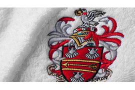 вышивка эмблемы на белом халате