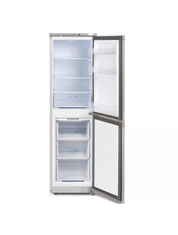 узкий двухкамерный холодильник с нижним расположением морозильной камеры, серебристого цвета.