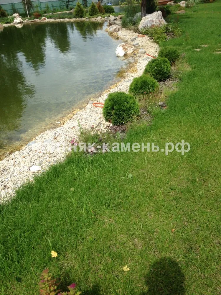 мощение дорожек, цоколя натуральным камнем