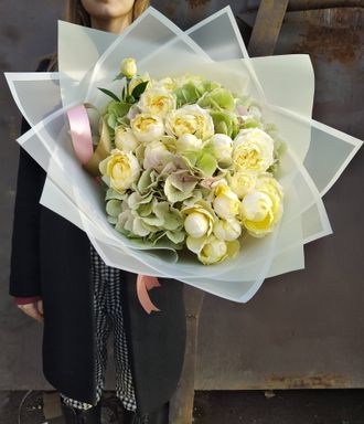 Редкие цветы: гортензии, лимонные пионовидные розы. Стильный авторский букет