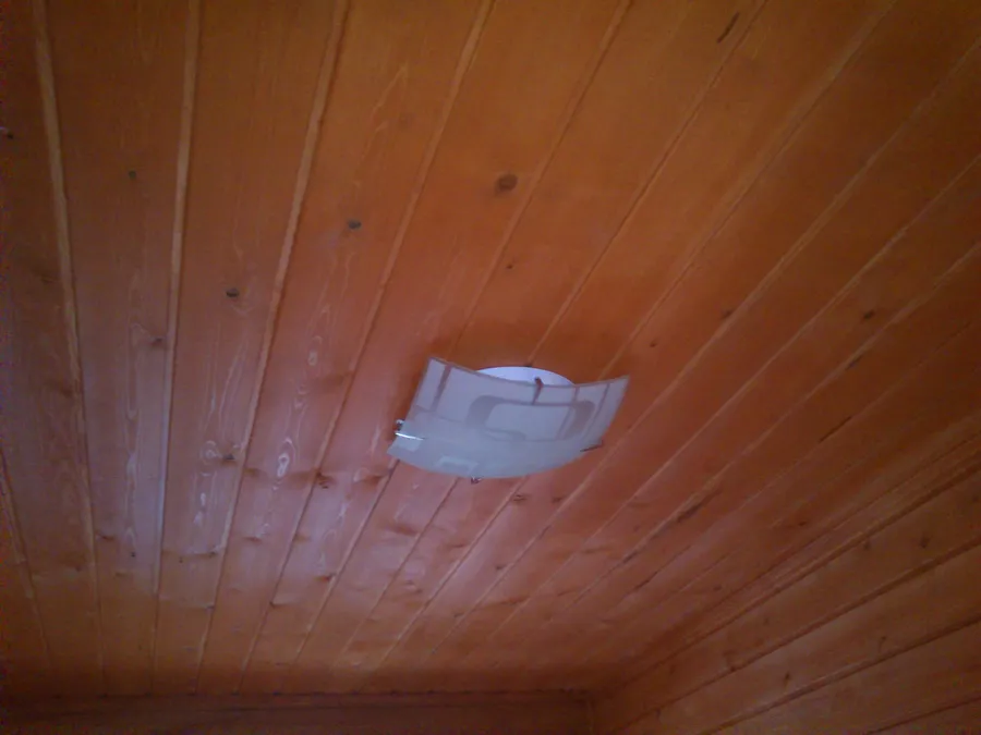 Внутри дом утеплен и обшит евро вагонкой обработанной деревозащитным составом. Проведено освещение.