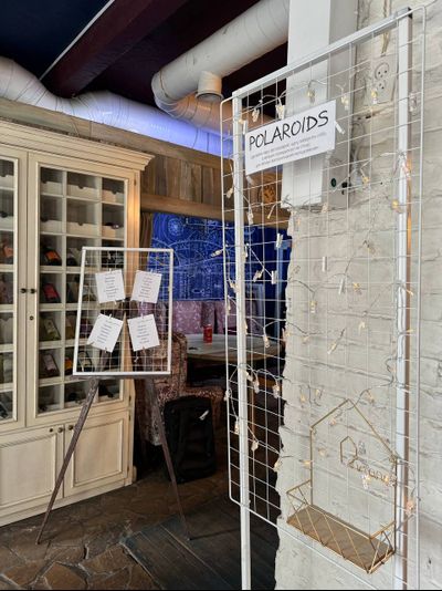 Стенд для фото с гирляндой