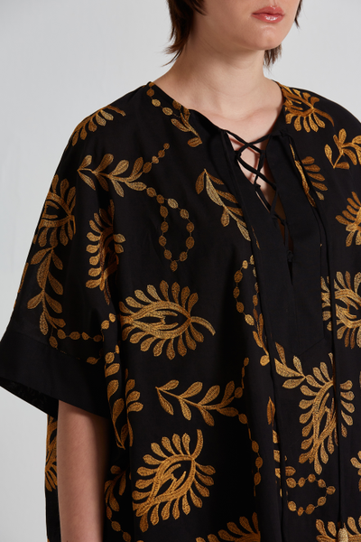 Блуза легкая черного цвета с золотой вышивкой