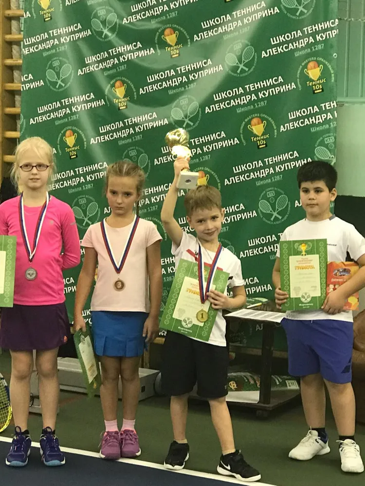 Козлов Егор поднимает свой первый Кубок "JUNIOR MASTERS Оранжевый Мяч" 2 декабря 2017 года