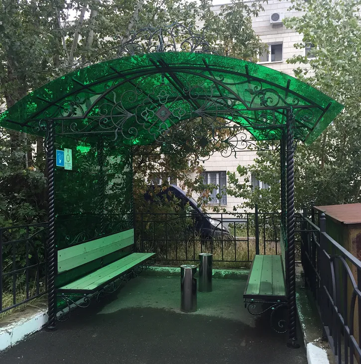 Беседка сделана из металлоконструкции и покрыт зелёным монолитным поликарбонатом.
Размеры конструкции 2,7х4 х 2,3 м.
Навес можно посмотреть по адресу: ул. Декабристов 85 б