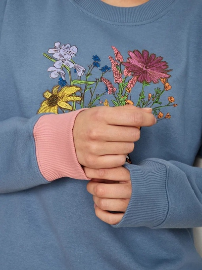 ЖЕНСКИЙ СВИТШОТ ГОЛУБОЙ "ЦВЕТОЧНЫЕ КЕДЫ"