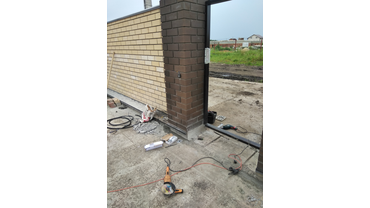 Прокладка 240 метров кабеля в грунте и бетоне. 
Соединение двух домофонов с функцией интеркома. 
Установка электозамка. 
Установка вызывной панели с углом обзора 120 град. 
Качественный монтаж ! 