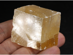 Кальцит оптический золотистый (исландский шпат), скол по спайности, Бразилия (40*36*29 мм, 83 г) №38300