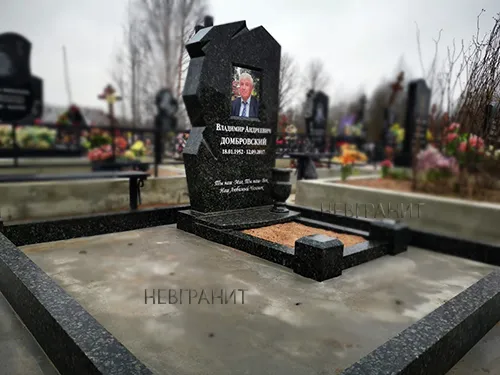Памятник на могилу из зеленого гранита