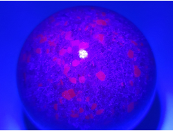 Шар Корунд красный (рубин) в кианите, светится в УФ, Индия (56 мм, 344 г) №29722