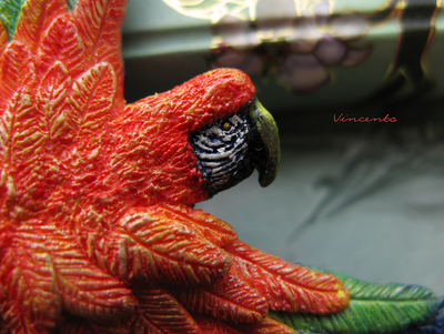 Ара, настоящий попугай. Брошь с попугаем. Миниатюра из полимерной глины