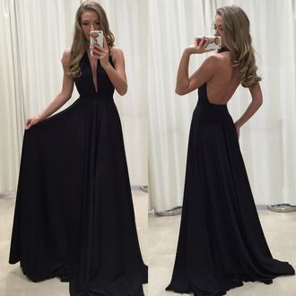 черное платье с открытой спинкой