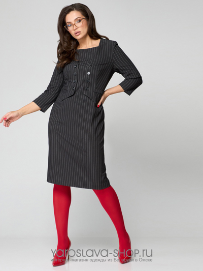 Женское платье прямого силуэта темно-серого цвета в полоску