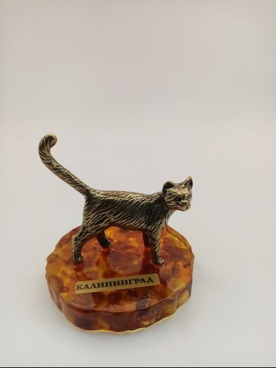 Кот на подставке.