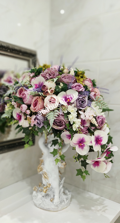 Композиция из искусственных цветов на статуэтке ангела - Вегас №СА006 - Купить в Москве на АОАБУКЕТ