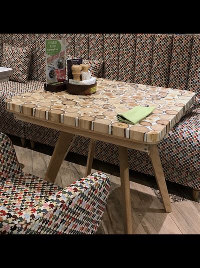 стол из торцевых спилов и эпоксидной смолы