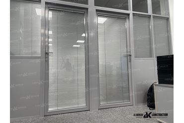 Дверной блок из профиля и стекла