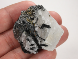 Кварц, черный турмалин (шерл), необработанный образец, Бразилия (39*42*22 мм, 47 г) №38081