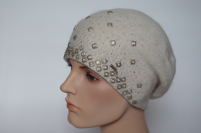 beliy-zhenskiy-vyazaniy-beret-s-ukrasheniyami-vizio-italiya-6439