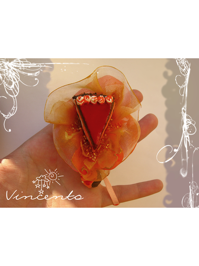 Вкусный тортик. Брошь в виде тортика с кремом из полимерной глины