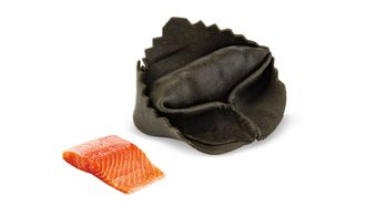 Равиоли черные с копченым лососем и рикоттой (упаковка 0,5 кг, цена за кг 1240 рублей)