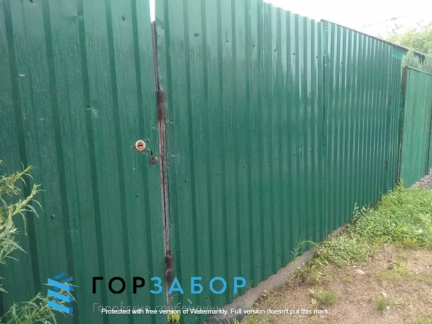 Монтаж забора из профнастила для дачи в Москве