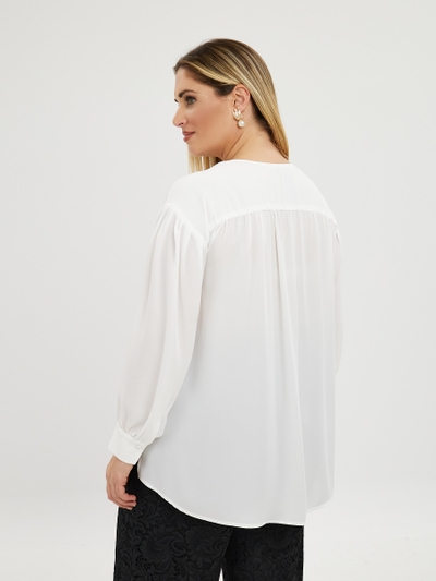 Блуза молочного цвета с V-образным вырезом