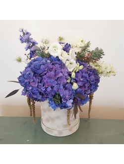 Шляпная коробка с Гортензией и Дельфиниумом