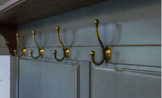 Вешалка для прихожей угловая с нижней тумбой.