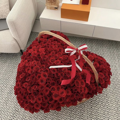 КОРЗИНА СЕРДЦЕ ИЗ 255 КРАСНЫХ РОЗ