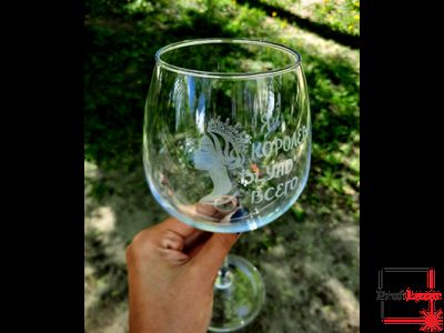 Набор в деревянной упаковке бокалы и бутылка с гравировками