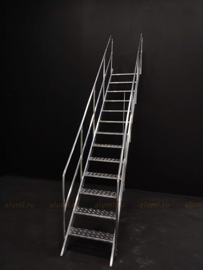 Инвентарная приставная лестница с поручнями ЛПИ-4.0