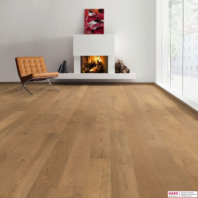 Декор паркетной доски Haro Дуб Дымчатый (Янтарный) Маркант браш 535465 в интерьере гостиной