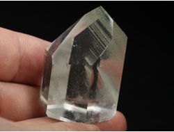 Кварц горный хрусталь с фантомами и хлоритом, кристалл полированный, Бразилия (38*29*26 мм, 40 г) №36851