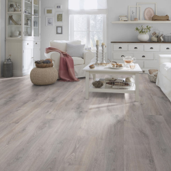 Ламинат Wineo Дуб Норвегия серебряный LA222XXLV4 в интерьере гостиной