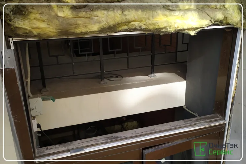 Алюминиевое окно без стеклопакета перед заменой