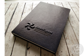 кожаный ежедневник в твердой обложке с тиснением логотипа и лазерной гравировкой