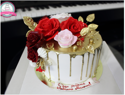 Торт с розами и золотой глазурью