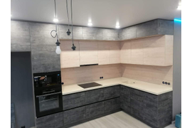 Кухня бетон с антресолями