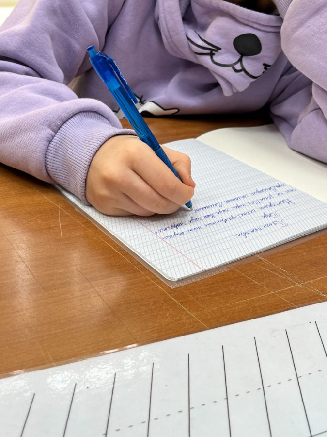 На занятии по исправлению почерка в клубе Ветерски