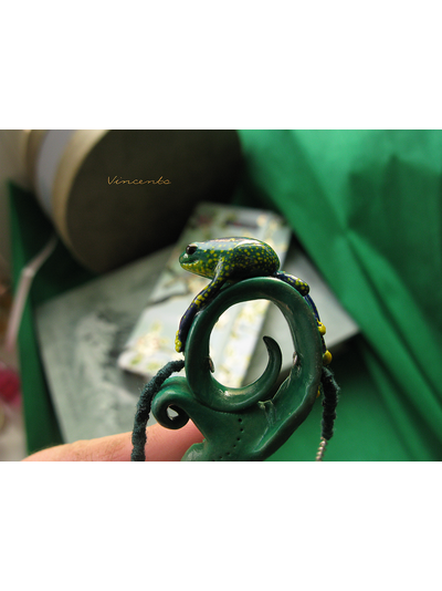 Тропическая лягушка. Необычный кулон - подвеска в виде лягушки (кулон-лягушка) из полимерной глины