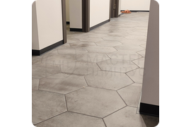 Стильный акцент вашего интерьера
Элегантный черный плинтус Dollken WLK 50 с надежной клеевой основой. Создает безупречный переход и защищает от пыли. Простой монтаж - максимальный эффект.