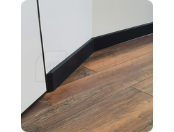 Плинтус ХДФ Dollken Cubu Flex Life 80мм Х 2,5 м 0110/1144 Черный в интерьере 11