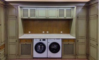 Встроенный шкафы для постирочной.