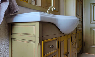 Тумба под накладную раковину на резных ножках.